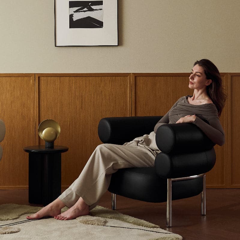 Bagel Lounge Chair - grado The arc backrest encloses the entire body, giving the back an all-around relaxing experience and enjoying the sense of security of being hugged.