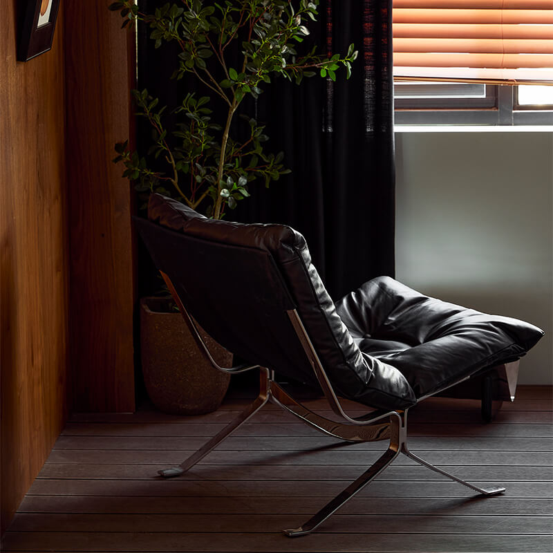 Omelette black leather lounge chair

